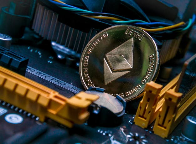 Primer plano de bitcoin en la placa madre
