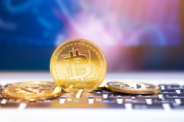 Primer plano de bitcoin en el teclado de la computadora