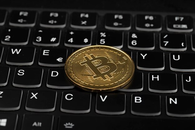 Primer plano de bitcoin en el teclado de la computadora