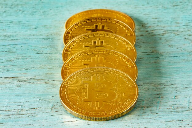 Primer plano de las bitcoins en la mesa