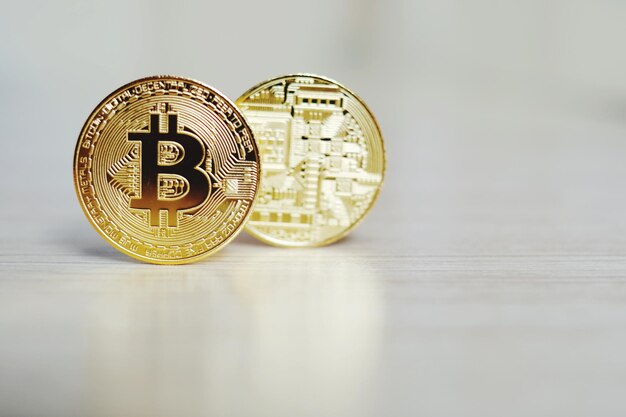Primer plano de las bitcoins en la mesa