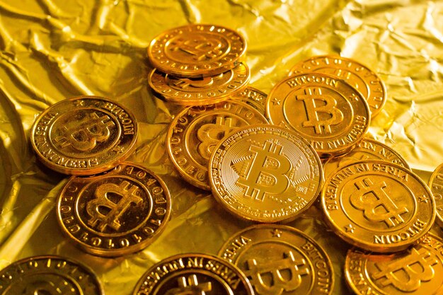 Primer plano de bitcoins en papel dorado