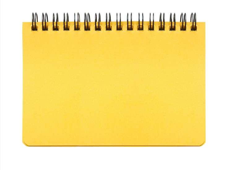 Foto primer plano del bloc de notas amarillo sobre un fondo blanco