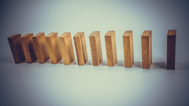 Foto primer plano de bloques de juguete dispuestos sobre un fondo blanco