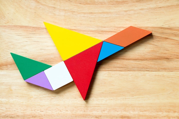 Primer plano de bloques de juguete multicolores en la mesa