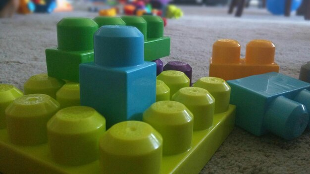 Primer plano de bloques de juguete multicolores en el suelo
