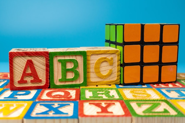 Primer plano de bloques de madera del alfabeto educativo para niños