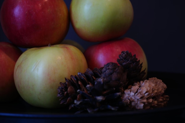 primer plano de un bodegón de manzanas