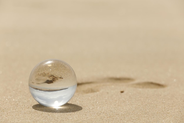 Foto primer plano de una bola de cristal en la arena