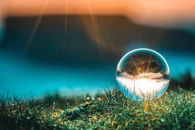 Foto primer plano de una bola de cristal en el campo contra un cielo brillante