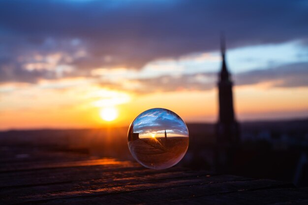 Primer plano de la bola de cristal contra el cielo durante la puesta de sol