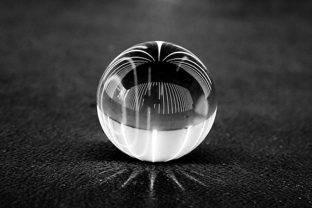 Foto primer plano de la bola de cristal en la mesa