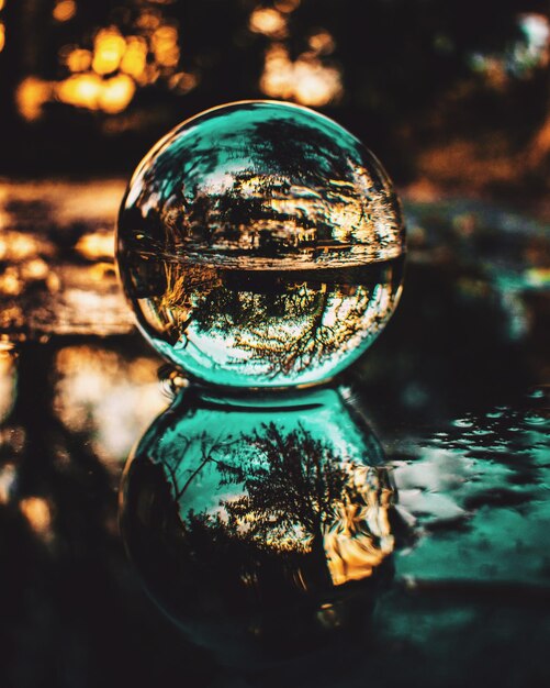 Foto primer plano de una bola de cristal en un sendero mojado