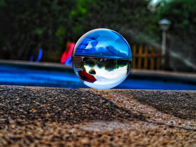 Foto primer plano de una bola de cristal en vidrio