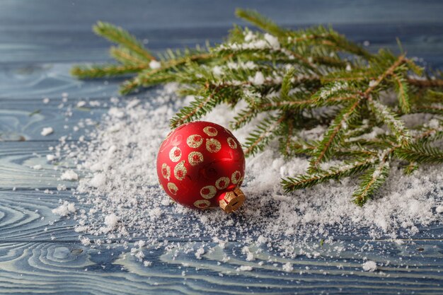 Primer plano de bola de Navidad con rama de pino