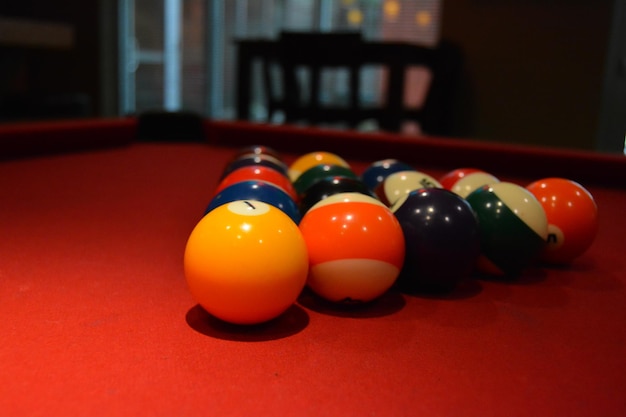Primer plano de las bolas de billar en la mesa de billar