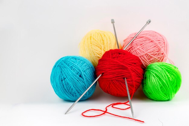 Primer plano de bolas de hilo de lana de colores como fondo