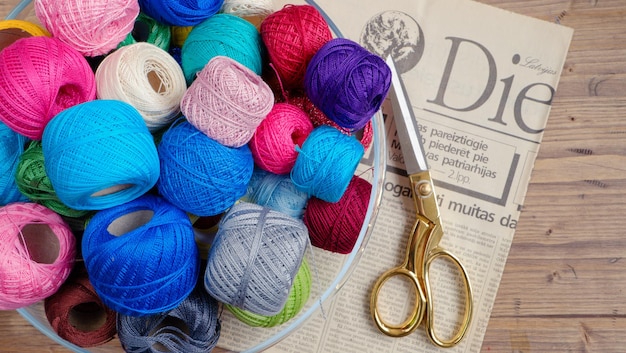 Primer plano de las bolas de lana multicolores