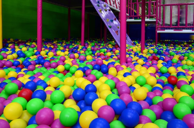 Foto primer plano de bolas multicolores en un parque de atracciones