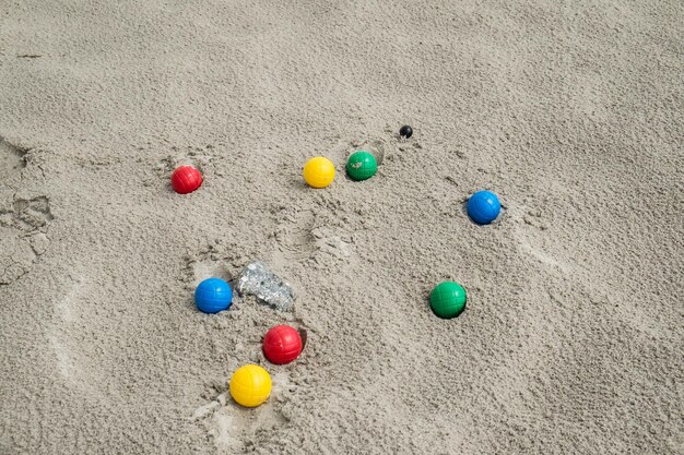 Foto primer plano de bolas multicolores en la playa