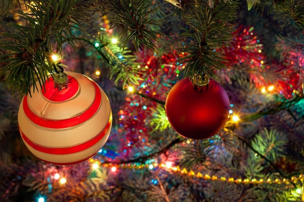 Foto primer plano de bolas de navidad en un árbol de navidad con luces