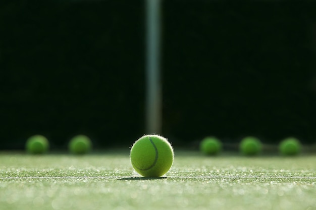 Primer plano de las bolas de tenis en el campo en la cancha