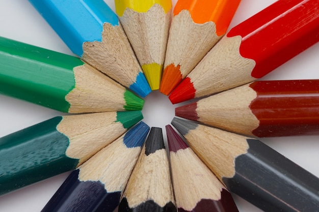 Foto primer plano de bolígrafos de madera en varios colores