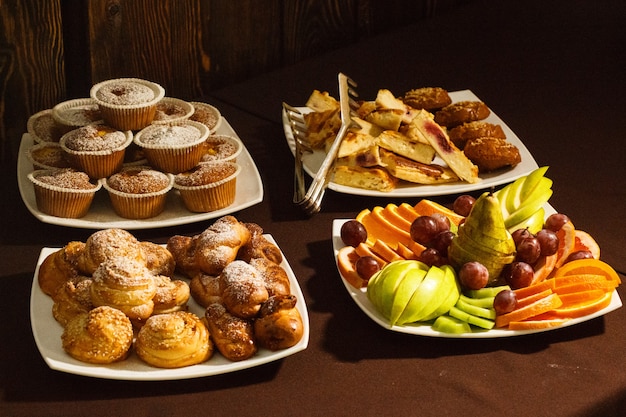 Foto primer plano de bollos, bollos y fruta para el desayuno, el almuerzo, la cena en el restaurante del hotel, buffet