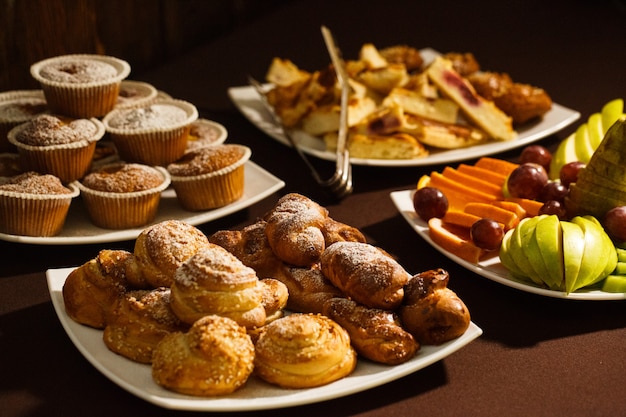 Primer plano de bollos, bollos y fruta para el desayuno, el almuerzo, la cena en el restaurante del hotel, buffet