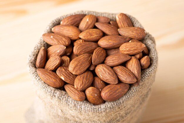 Primer plano de la bolsa de almendras