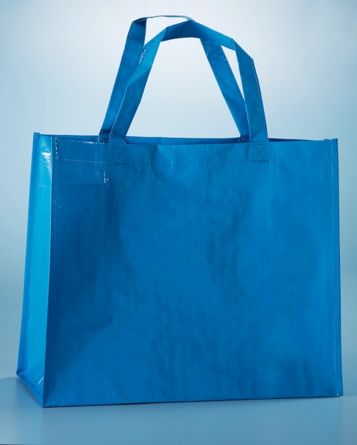 Primer plano de la bolsa azul contra un fondo de color