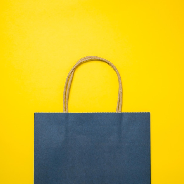 Primer plano de la bolsa contra un fondo amarillo