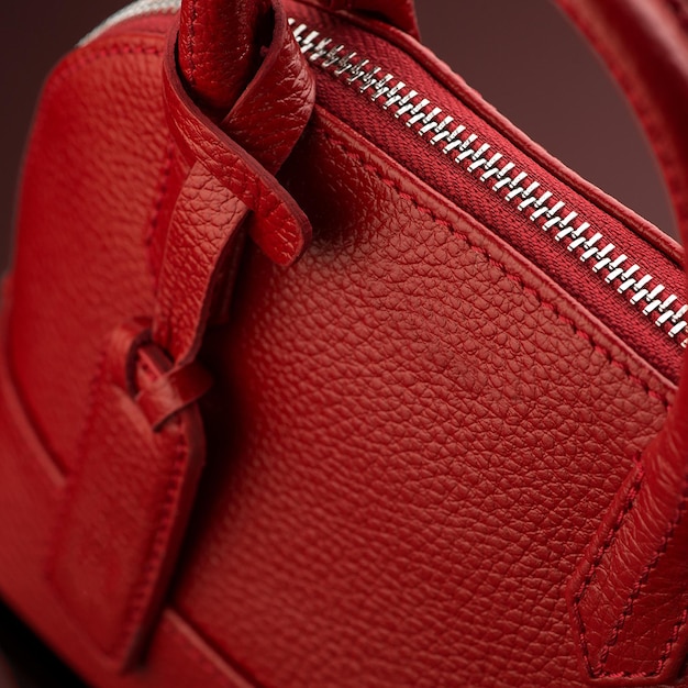 Un primer plano de una bolsa de cuero roja de lujo