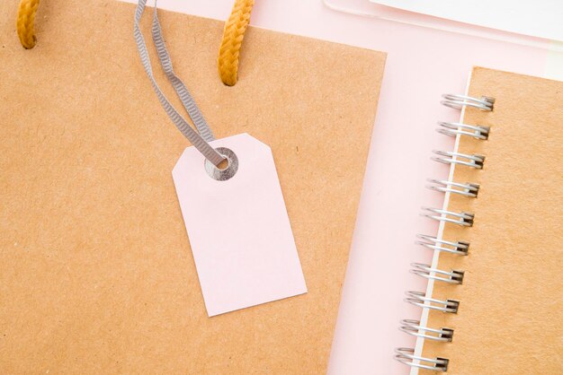 Foto primer plano de la bolsa y el libro en la mesa