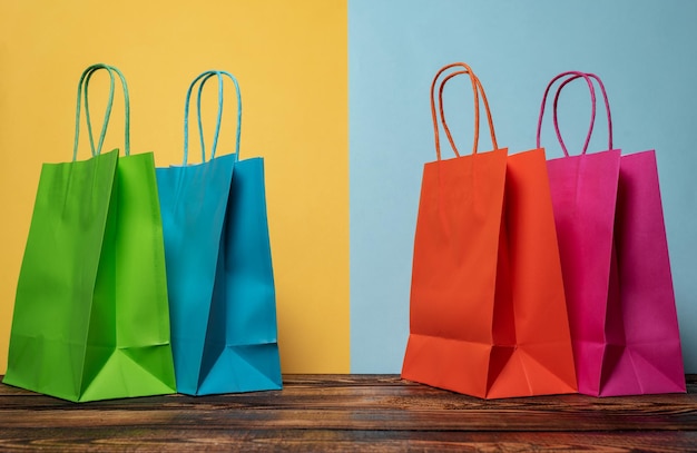 Primer plano de bolsas de compras de varios colores en la mesa