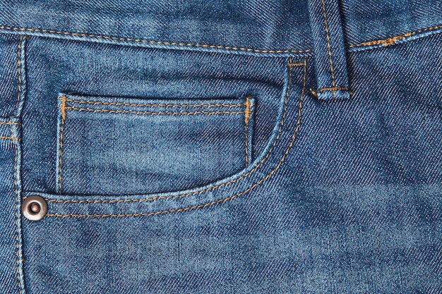 Primer plano del bolsillo de los pantalones vaqueros, vista frontal. Fondo de textura de blue jeans