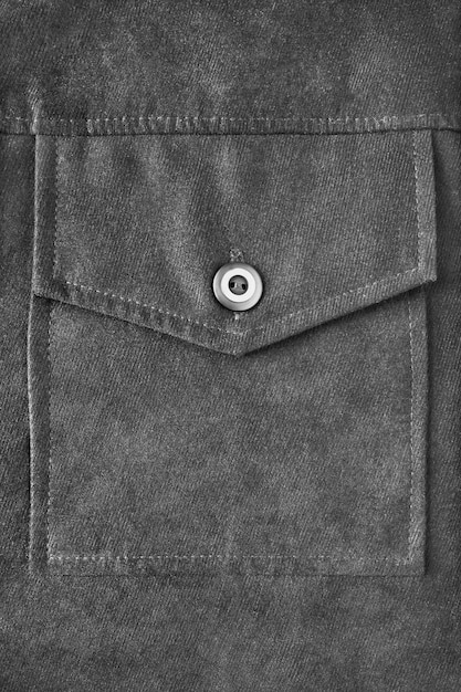 Foto primer plano de bolsillo con solapa de camisa de terciopelo negro como fondo