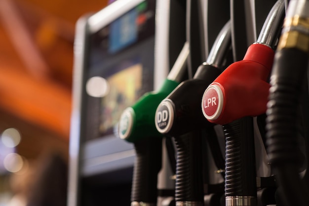 Foto primer plano de las bombas de combustible multicolores en una gasolinera