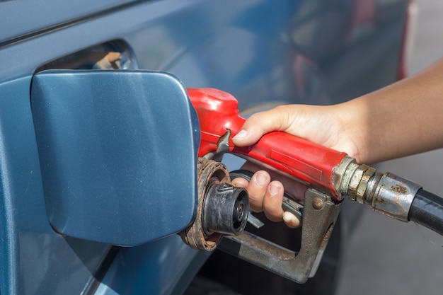 Primer plano de bombeo de combustible de gasolina en el coche