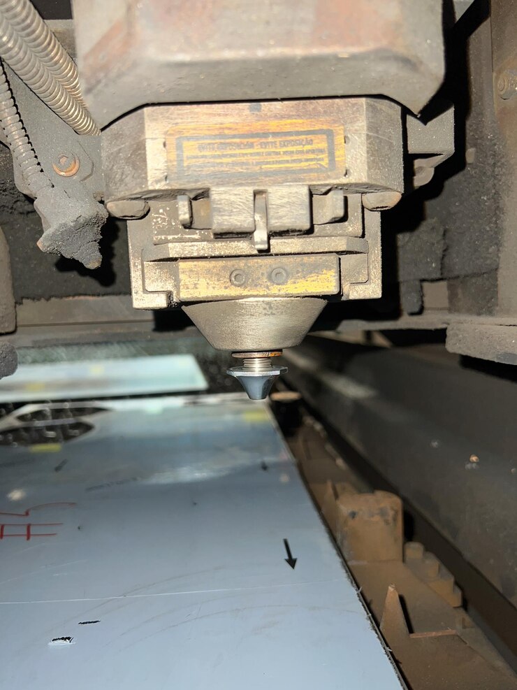 Foto primer plano de una boquilla de máquina de corte por láser