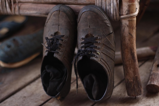 Foto primer plano de una bota en el suelo de madera