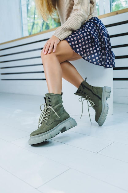 Primer plano de botas de mujer cómodas hechas de cuero genuino Nueva colección de zapatos de invierno para chicas con estilo Botas de cuero con estilo de mujer de moda