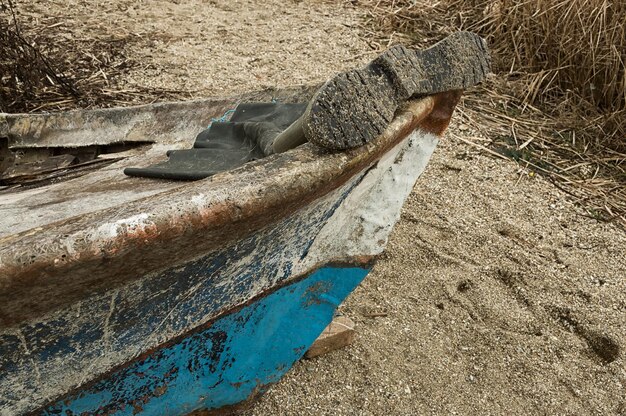 Foto primer plano de las botas de pesca en un barco