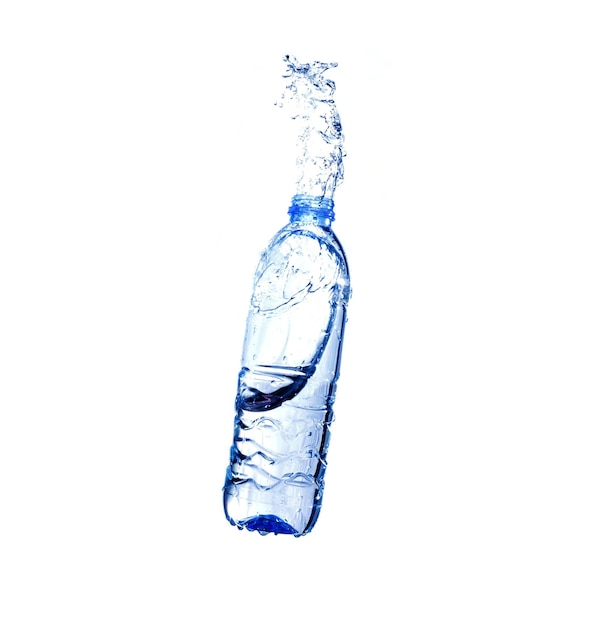 Primer plano de una botella de agua de plástico contra un fondo blanco