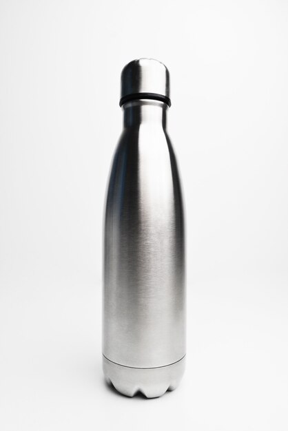 Foto primer plano de botella de agua termo inoxidable vacía blackmatte aislado sobre fondo blanco fotografía de estudio botella de agua termo inoxidable aislada sobre fondo blanco color plateado
