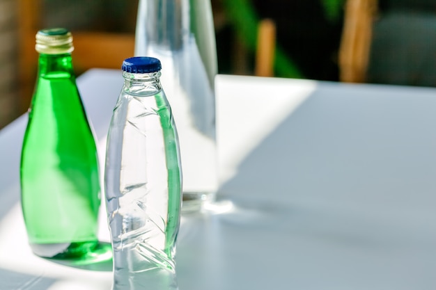 Un primer plano de una botella de agua