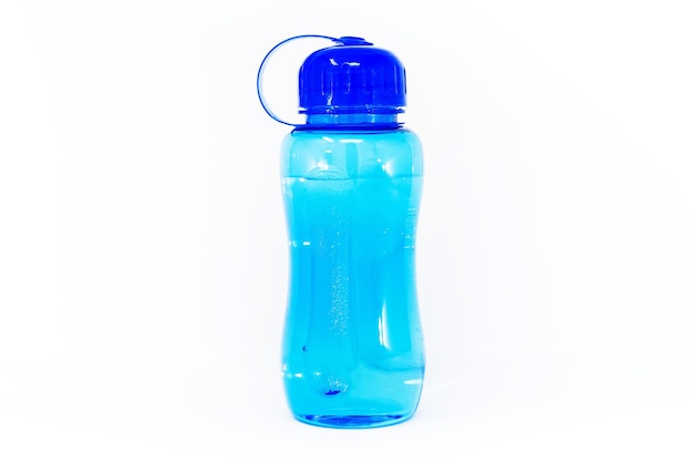 Primer plano de la botella azul contra un fondo blanco
