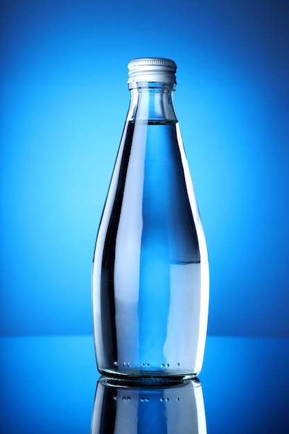 Primer plano de la botella contra un fondo azul