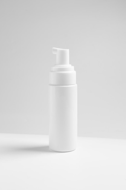 Primer plano de la botella contra un fondo blanco