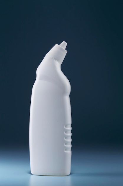 Primer plano de la botella contra un fondo negro